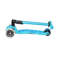 Skládací modrá koloběžka pro děti Micro Maxi DeLuxe skládací Bright Blue LED