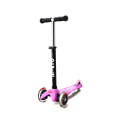 Tříkolečková koloběžka pro děti v růžové barvě Micro Mini2Go DeLuxe Plus Pink