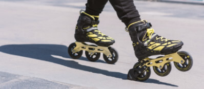 Brzdeni brzdou na koleckovych bruslich